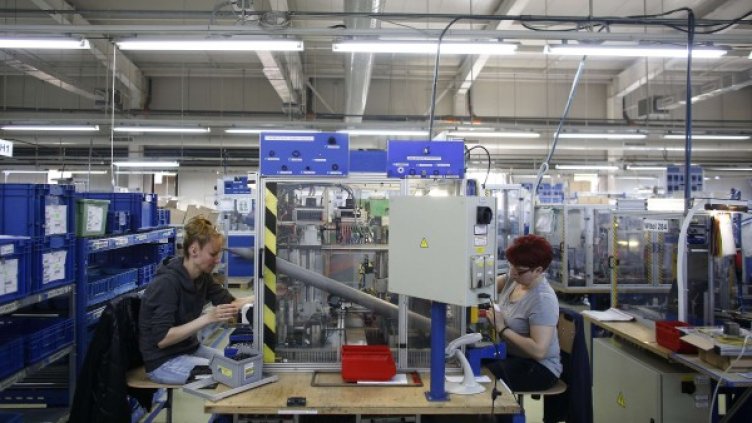 Служители на Witte Automotive в Русе. Снимка: Ройтерс