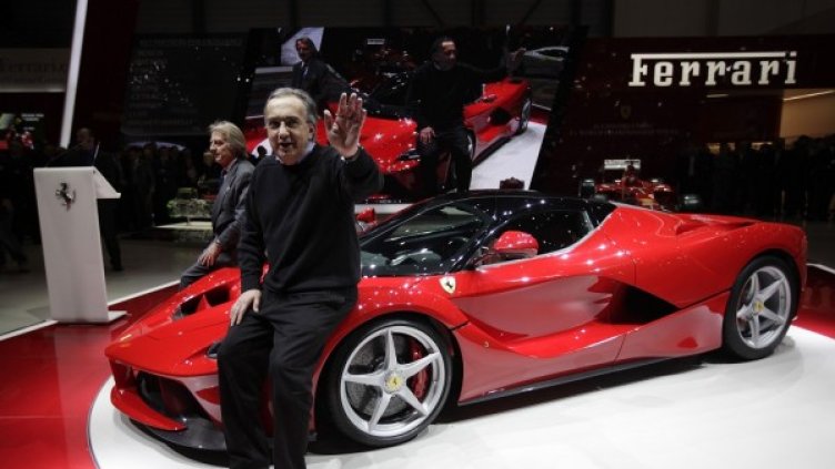Маркионе позира с новото LaFerrari по време на изложението в Женева. Снимка: Reuters