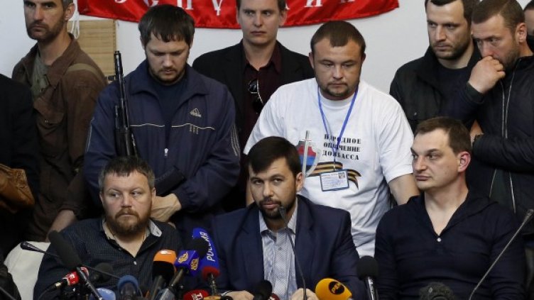 Денис Пушилин (седналият в средата) е един от лидерите на проруските сепаратисти. Снимка: Reuters