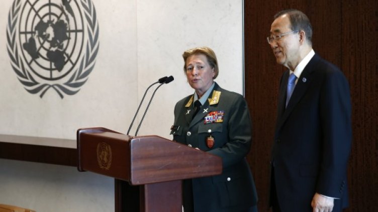 Генерал Кристин Лунд и Бан Ки Мун. Снимка: Reuters