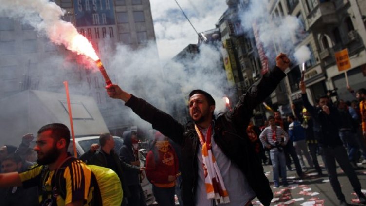 Футболните фенове би трябвало да са в добро здраве. Снимка: Reuters