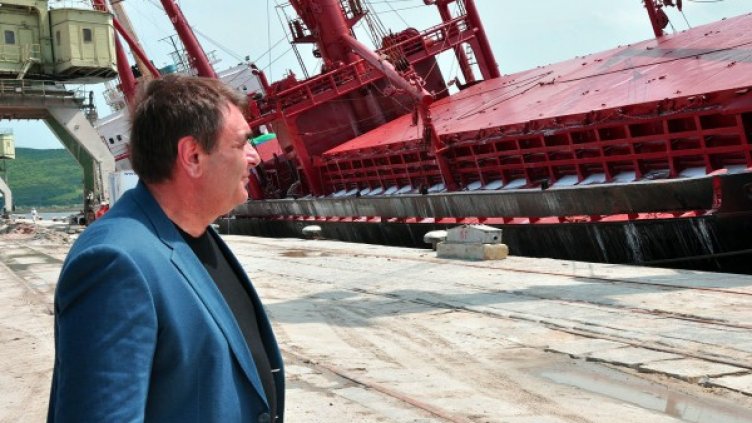 Министърът провери действията за стабилизиране на кораба. Снимка: БТА