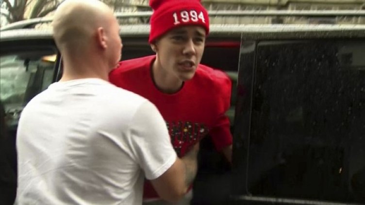 И бодигардовете трудно усмиряват певеца. Снимка: Reuters