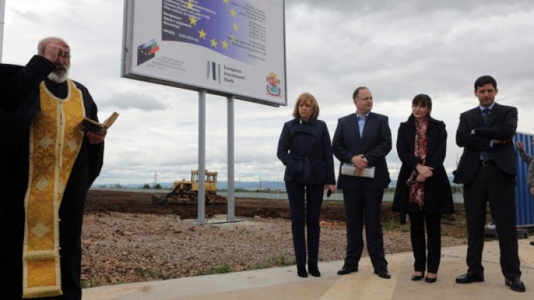 Йорданка Фандъкова и Спиридон Александров на строителната площадка в с. Яна. Снимка БТА