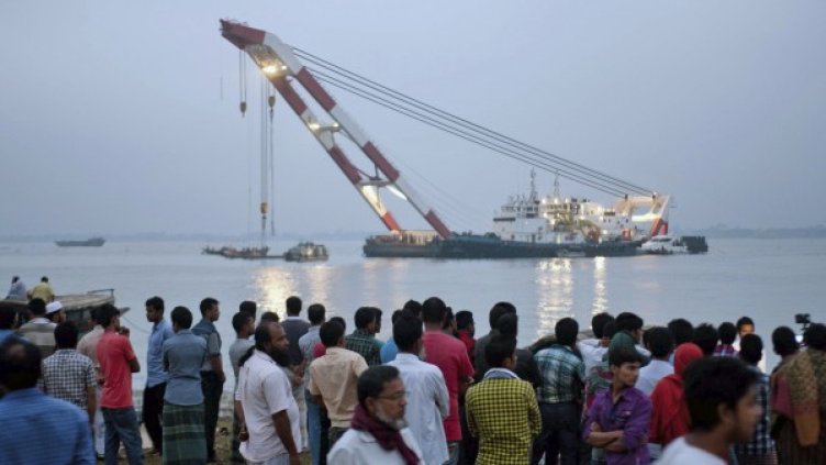 Жертвите от потъналия ферибот край Бангладеш достигнаха 40