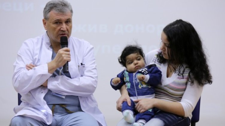 проф. Любомир Спасов и малкият Валери, Снимка: БТА