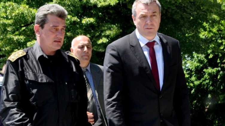 Цветлин Йовчев и директорът на пожарната Николай Николов (л). Снимка: БТА