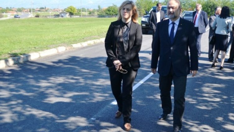 Десислава Терзиева и шефът на пътната агенция Стефан Чайков. Снимка: МРР