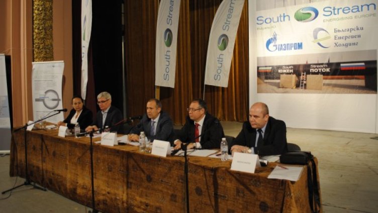 На снимката отляво надясно: Галина Крачева /преводач/, Игор Елкин, Владимир Инков, Иван Великов, Филчо Филев /кмет на Провадия/. Снимка: БСП