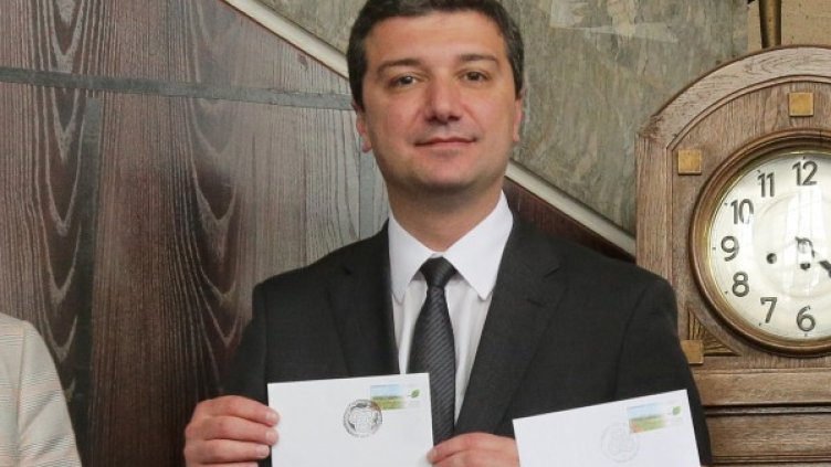 Стойнев на валидирането на пощенска марка. Снимка: БТА