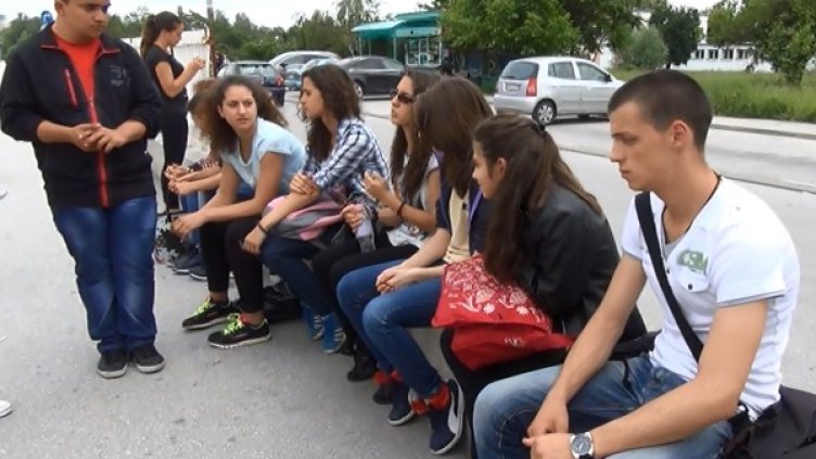 Съученици на Катя. Снимка: Dnes.bg