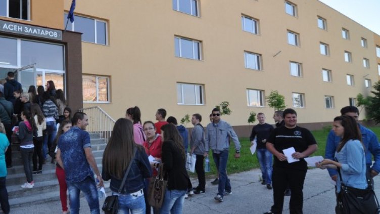Зрелостници на матура по български език и литература днес, Снимка: БТА
