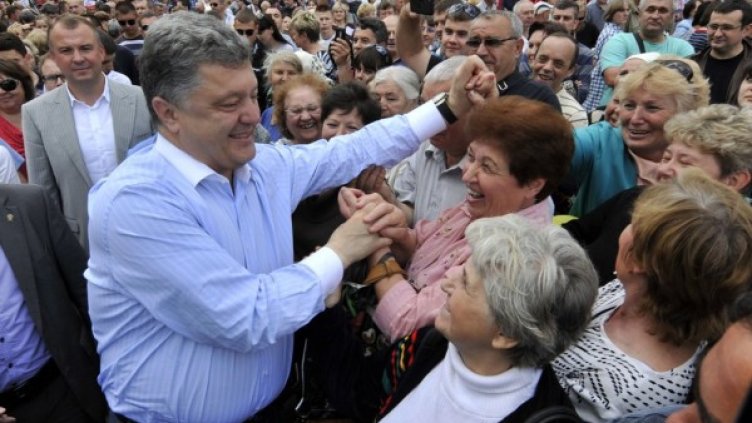 Петро Порошенко на площада в град Уман. Снимка: Reuters
