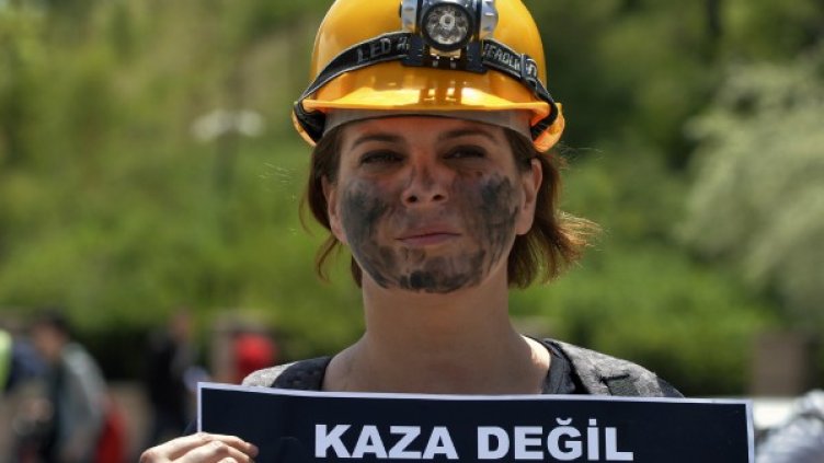 След трагедията в мината в редица градове започнаха нови протести срещу правителството. източник: Reuters