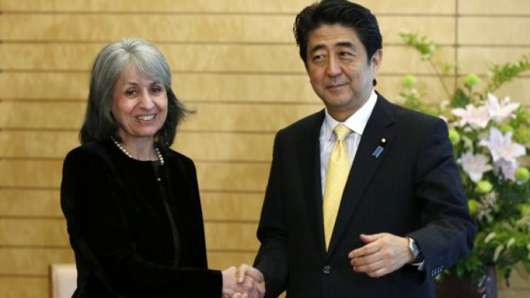 Маргарита Попова и Шиндзо Абе. Снимка: Reuters