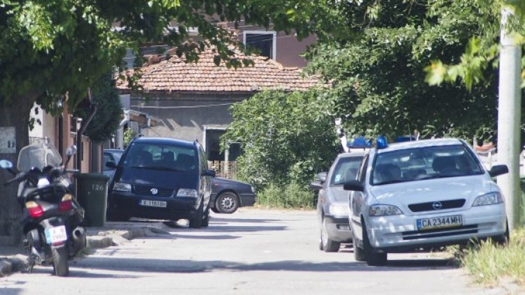 Полицията пред къщата на Георгиев. Снимка: Булфото