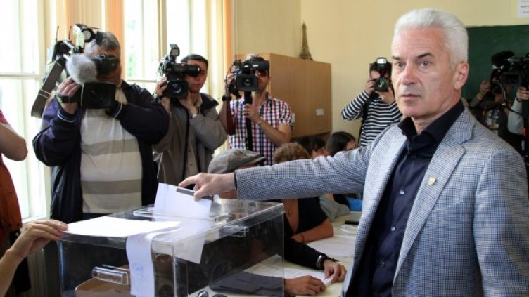 Волен Сидеров по време на гласуването. Снимка "Атака"