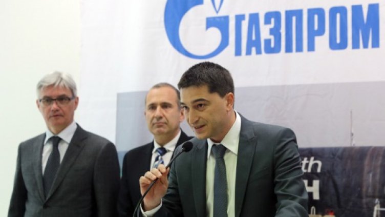 На снимката: Иван Йончев(дясно), изпълнителен директор на БЕХ ЕАД и изпълнителните директори на "Южен поток България" Владимир Инков(средата) и Игор Елкин. Снимка: БТА