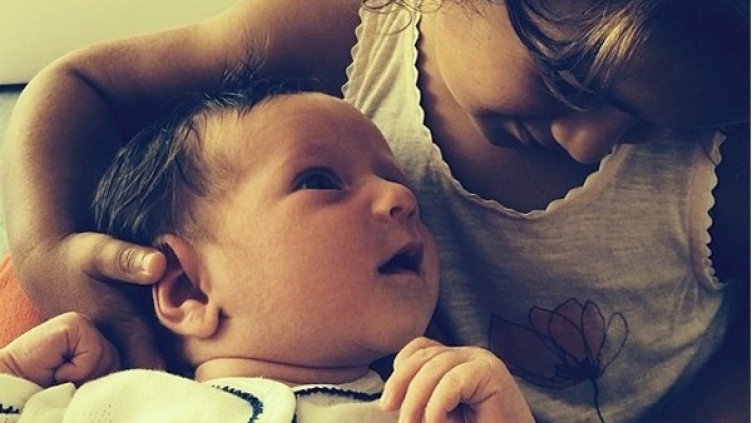 Мейбъл прегръща бебето Евелин Снимка: Instagram