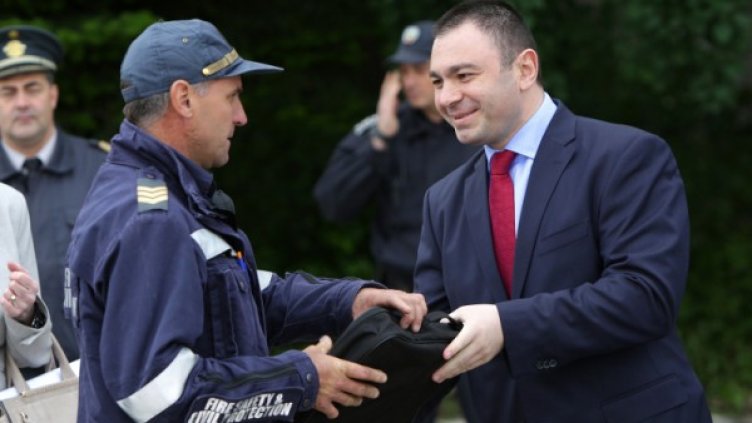 Светлозар Лазаров връчи ключовете на нова пожарна техника, закупена с европейски средства Снимка: БТА