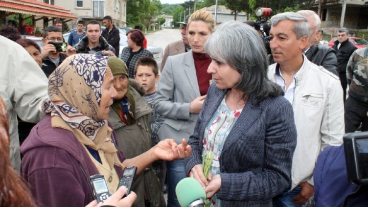 Маргарита Попова разговаря с жителите на Априлово. Снимка: БТА