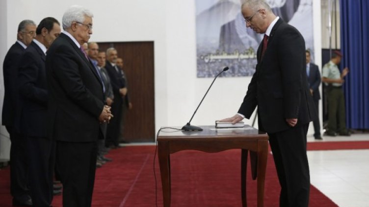Премиерът Рами Хамдала полага клетва в присъствието на президента Махмуд Абас. Снимка: БТА