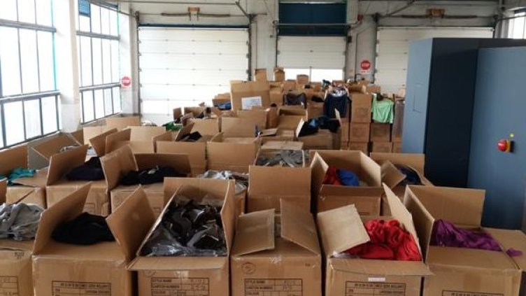 Задържаните фалшиви стоки на Митница -Пловдив. Снимка Агенция "Митници"