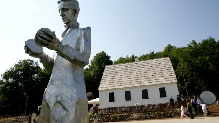 Паметник на Никола Тесла в родното му село Смилян, днешна Хърватия. Снимка: архив, Reuters