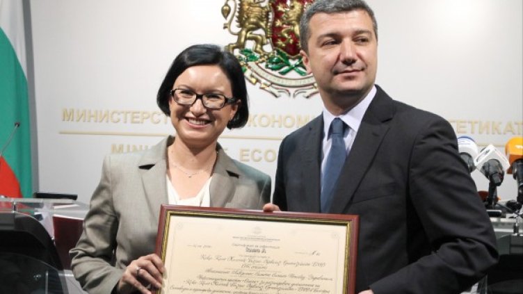 Министър Драгомир Стойнев връчва сертификата. Снимка БТА