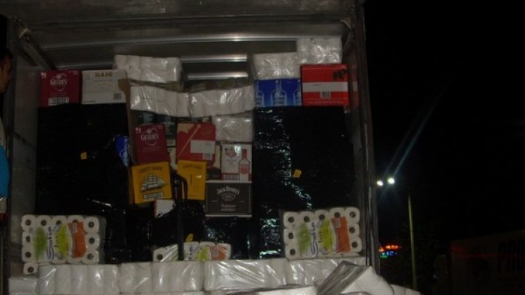 Камионът с алкохола зад "тапата" с тоалетна хартия. Снимка МВР