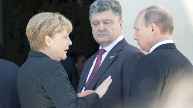 Путин, Порошенко и Меркел разговарят. Снимка: Reuters