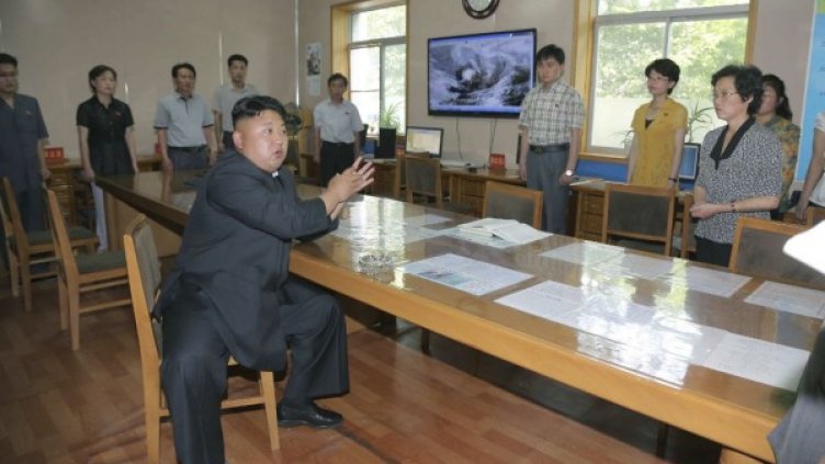 Ким Чен Ун в Хидро-метеорологичната служба. Снимка: Reuters