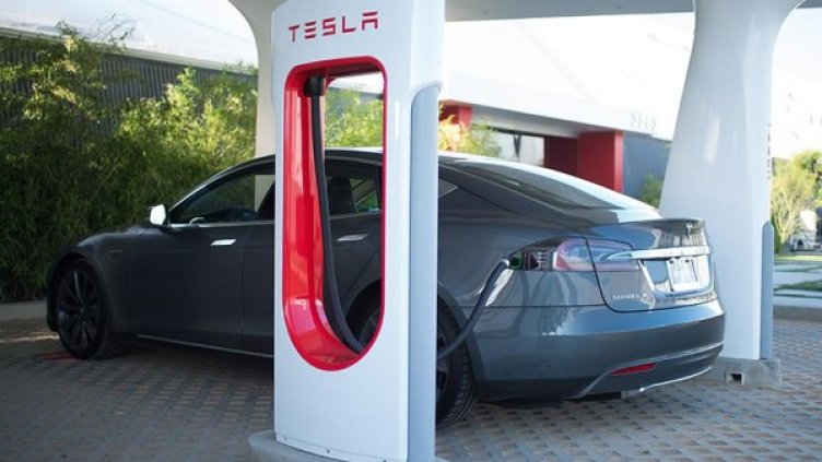 Model S на една от зарядни станции на компанията. Снимка: Tesla