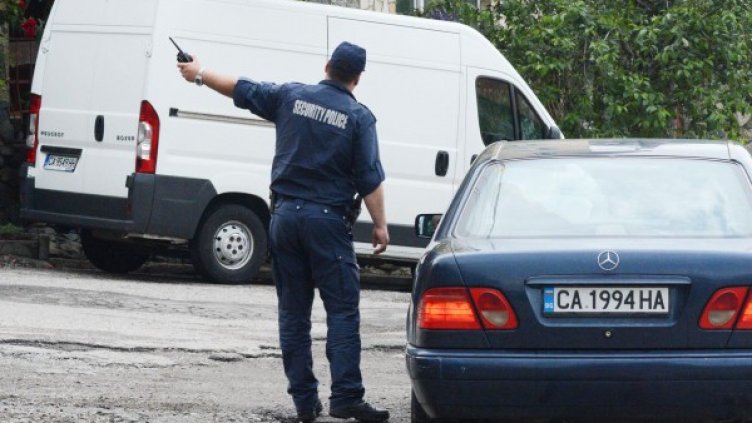 Полицията прави оглед заради взрива пред къщата на Димитър Вучев - Демби. Снимка, Булфото