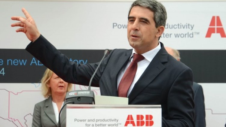 Президентът Росен Плевнелиев участва в церемонията по откриване на нова производствена база на фирма "ABB" в град Раковски,Пловдивска област. След прерязването на лентата президента разгледа производствените цехове на фирмата, Снимка: БТА