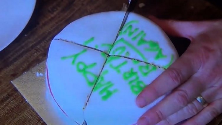 Правилният начин за рязане на торта, Снимка: Youtube