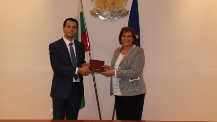 Символичното предаване и приемане на ключа. Снимка: МОСВ