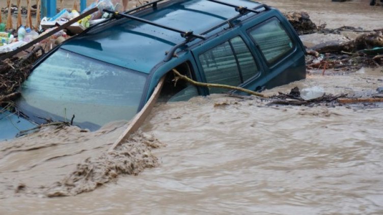 Десет души са загинали при пороя във Варна