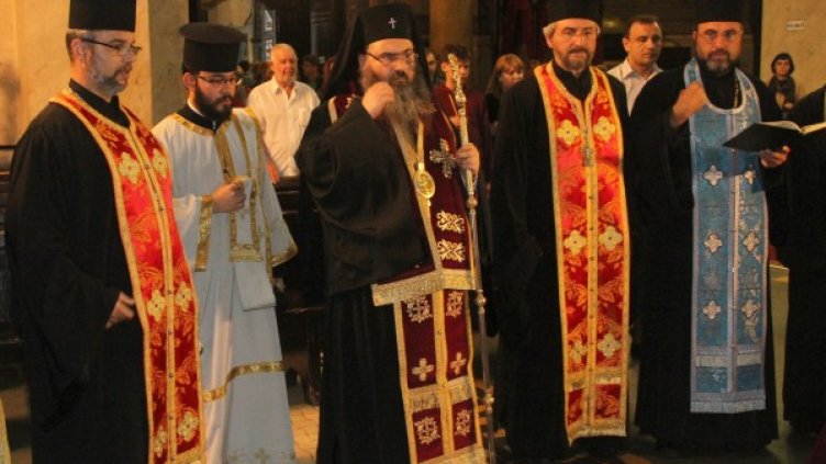 Митрополит Йоан отслужва панихида за загиналите във Варна. Снимка Булфото