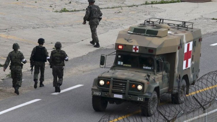 Военна линейка транспортира ранения южнокореец. Снимка: Ройтерс