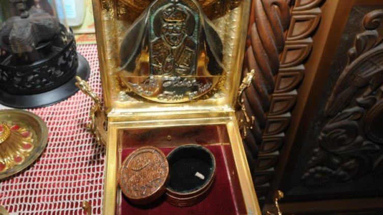 Ковчежето, в което са съхранявани мощите на Николай Чудотворец в Черноморец. Снимка архив Булфото