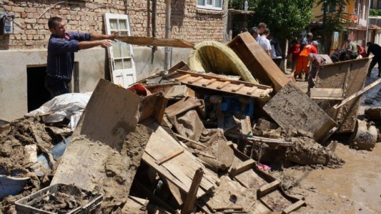 Разчистване след потопа във Варна. Снимка: архив Булфото