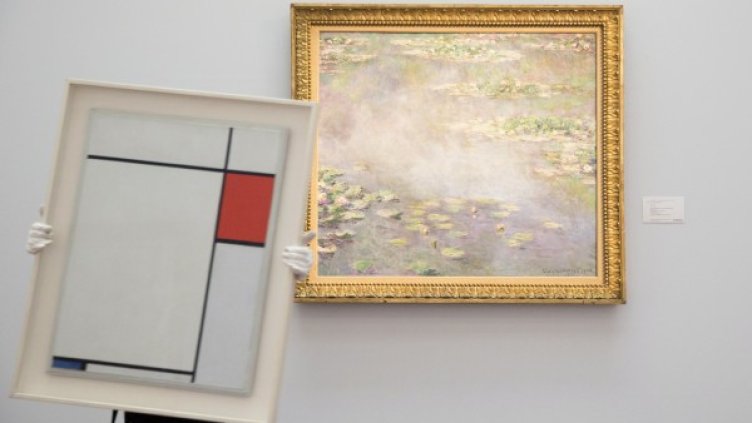 Картината "Композиция със синьо и сиво"  на художника модернист Пийт Мондриан (ляво) и  картината "Водни лилии" на Клод Моне (дясно), Снимка: Reuters