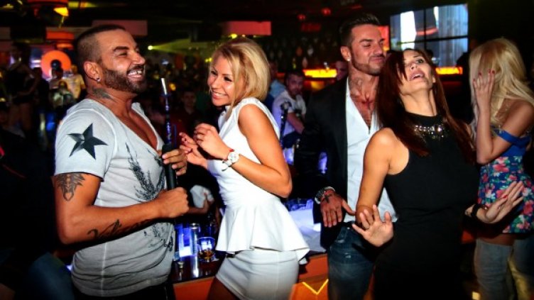 Биляна и Благо кършат снаги под ритмите на песни на Азис. Снимка: Плаза денс център