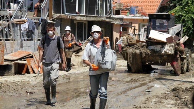 Тонове кал трябва да се изринат от къщите и улиците в "Аспарухово". Снимка: Булфото