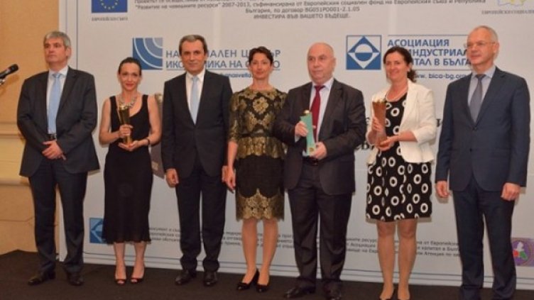 Премиерът Пламен Орешарски награди победителите в конкурса за награди „Икономика на светло” за 2013 г. Снимка: АИКБ