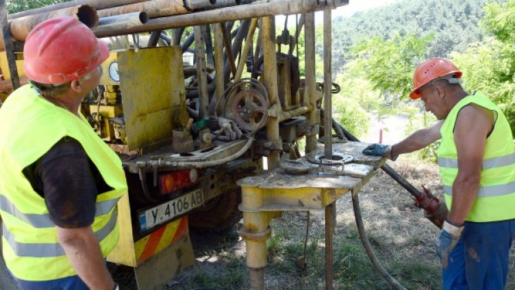 Специалисти извършват сондажи в кв. "Аспарухово". Снимка БТА