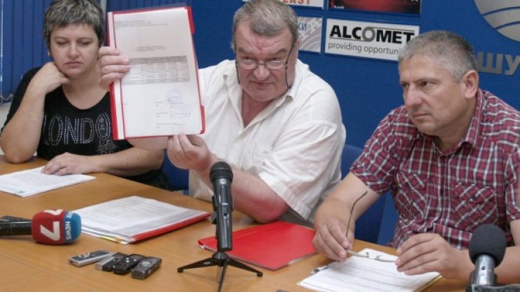 Работниците настояват да получат парите си. Снимка: БТА