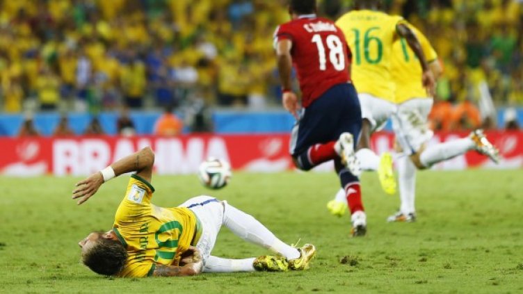 Неймар пада след удара. Снимка: Ройтерс