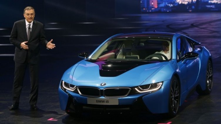 Норберт Райтхофер представя хибридната суперкола BMW i8, която изразходва средно по само 2.5 л./100 км. Снимка: Ройтерс